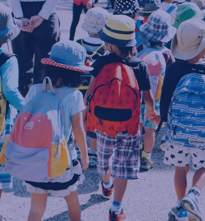 picture of kids walking with backpacks in a group